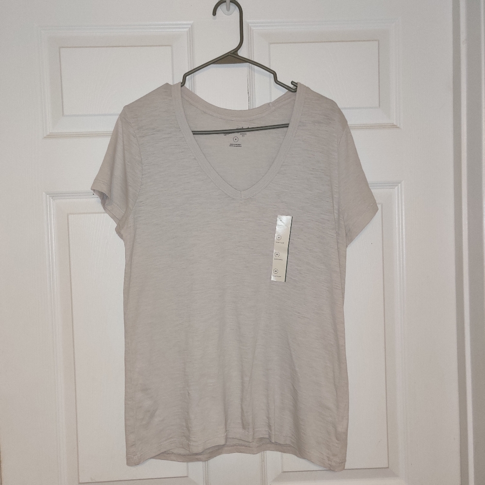 Universal Threads Short Sleeved V Neck Tee *FREE when bundled w/ 2 other items*